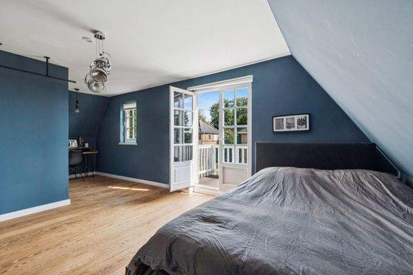 Großzügiges Schlafzimmer mit Zugang zum Balkon (Zimmer 5)