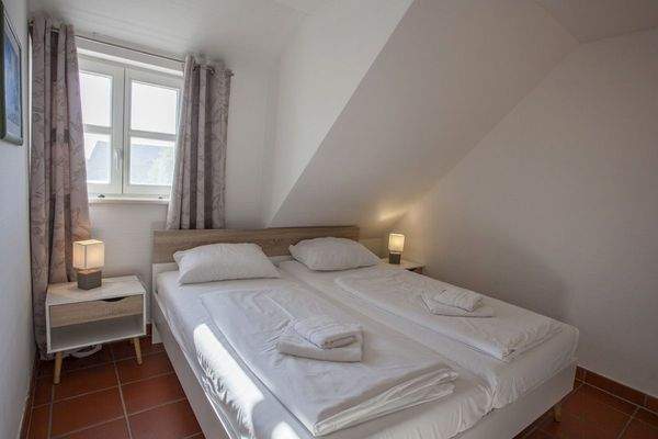 Ferienwohnung_D58_am_Bakenberg_auf_Ruegen_Schlafzimmer_mit_Doppelbett