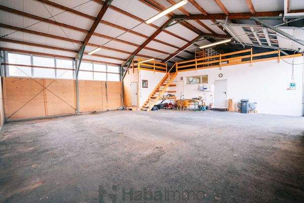 angrenzende Halle mit Galerie