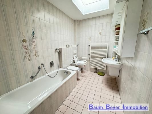 Badezimmer mit Badewanne