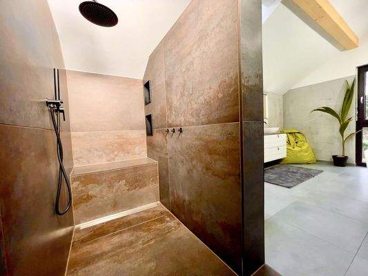 Grosse Dusche OG