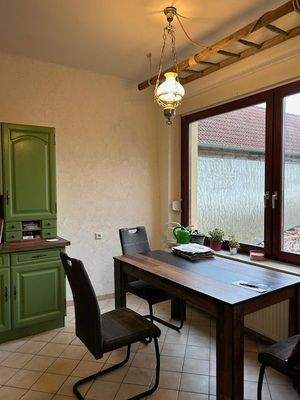 Küche mit Ausgang zum Balkon