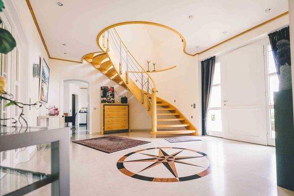 Eingang mit stilvollem Aufgang zum Obergeschoss