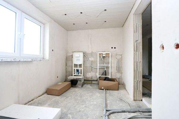 Badezimmer mit WC und Urinal