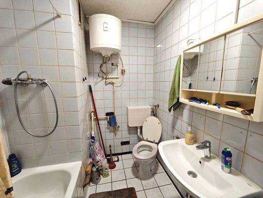 Bad mit Dusche und WC