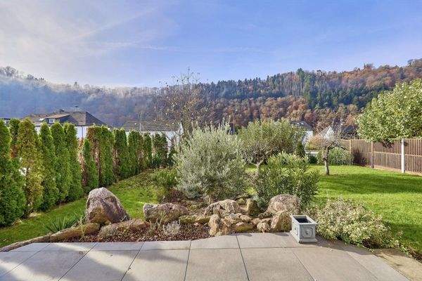 Terrasse und Garten mit Panoramablick