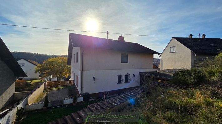 Blick von höhere Ebene rückseitig des Hauses