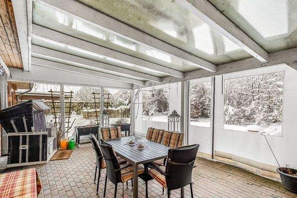 Terrassenüberdachung mit Blick in den Garten