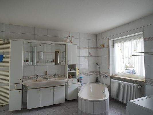 Badezimmer mit Wanne