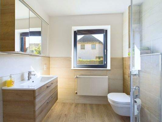 Gäste-WC mit Dusche