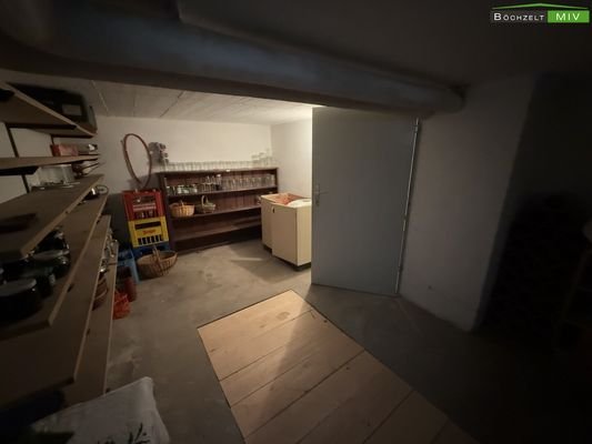 Kellerraum mit teilweisem Erdkeller