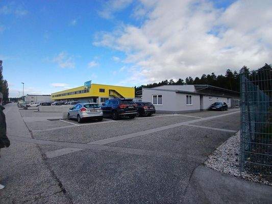 Außenansicht mit 4 Stellplätze