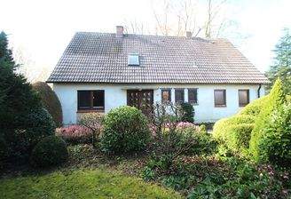 Das Einfamilienhaus auf dem großen Baugrundstück