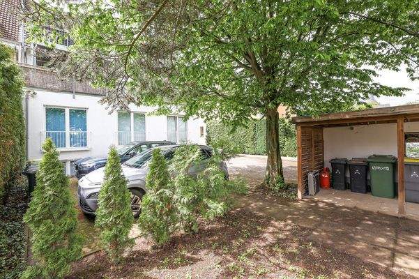 Garage und Stellplätze hinter dem Haus