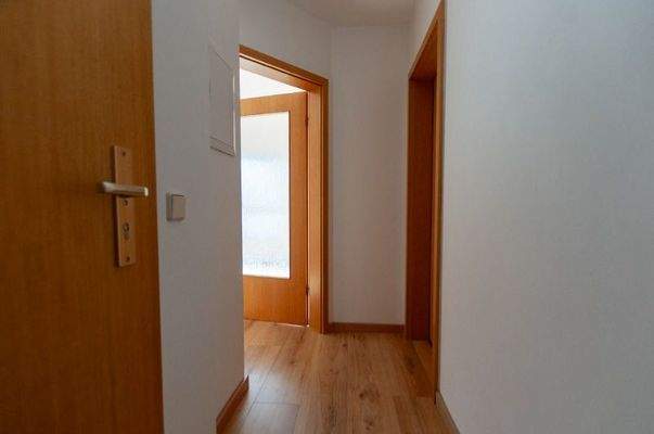 Diele Blickrichtung Wohnzimmer und Bad