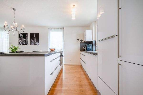 hochwertige Einbauküche mit Markengeräten