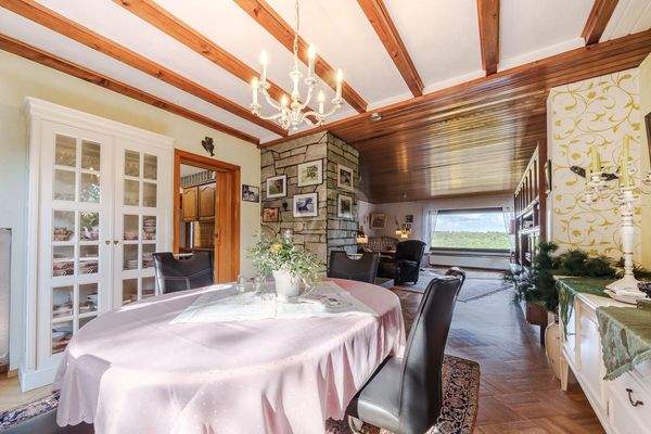 Essbereich mit Blick ins Grüne