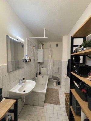 Badezimmer mit Einrichtungsbeispiel