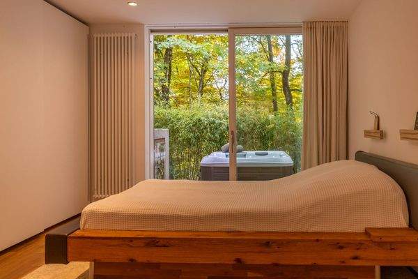 Masterbedroom mit Blick in den Wald.
