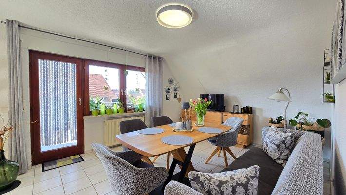 Essbereich mit Zugang zum Balkon