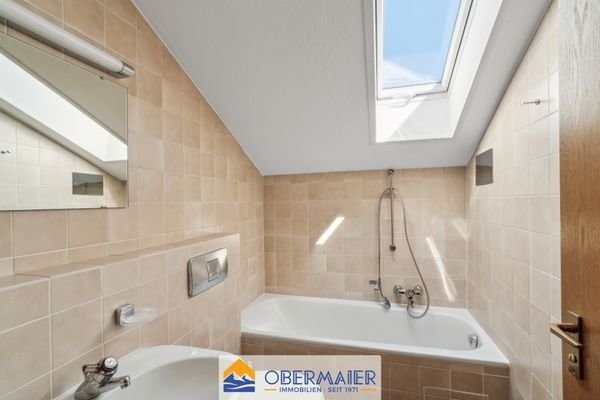 13_Bad_mit_Wanne_und_WC