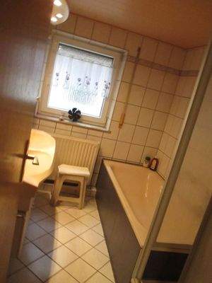 Bad  in Erdgeschoss neben Küche.JPG