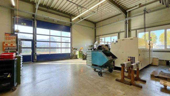 Erdgeschoss | Flexible Gewerbefläche mit Rolltor