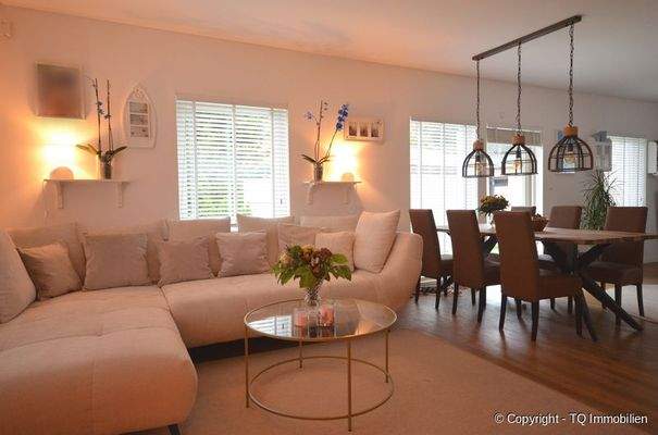 Wohnbereich und Essbereich abends