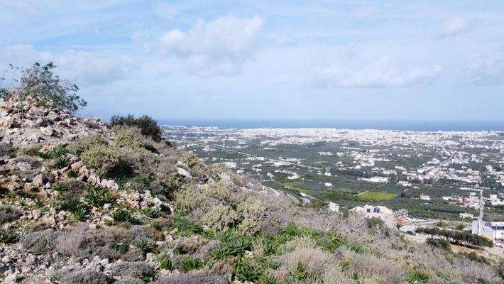 Kreta, Malaxa: Grundstück mit Blick auf Meer und Stadt zu verkaufen
