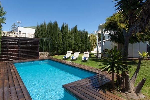 Pool mit schöner Landschaft