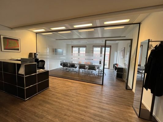 Büro mit Glasabtrennung