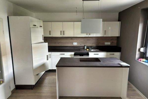 maßgeschneiderte Einbauküche mit Kochinsel