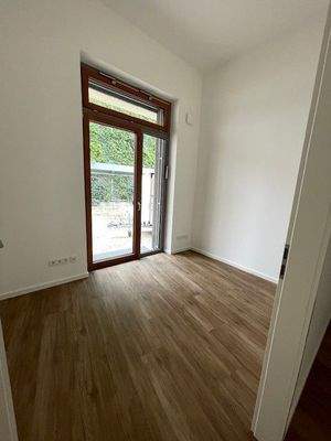 Helles Büro mit Holzboden