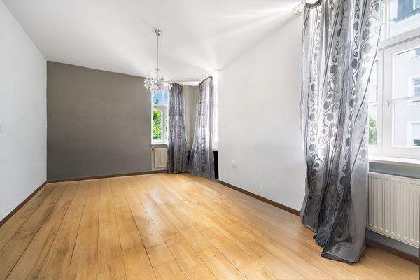 LIVING - Das Wohnzimmer geht über Eck, unterhalb des Hauserkers und hat ein Deckenhöhe von knapp 2,9m