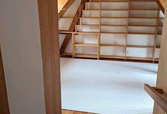 Großes Zimmer mit Einbauregalen