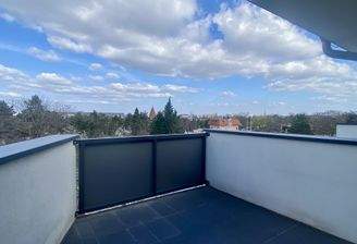 geräumiger Balkon mit Fernsicht