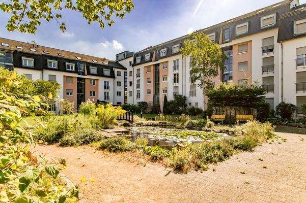 Hof mit Gartenanlage