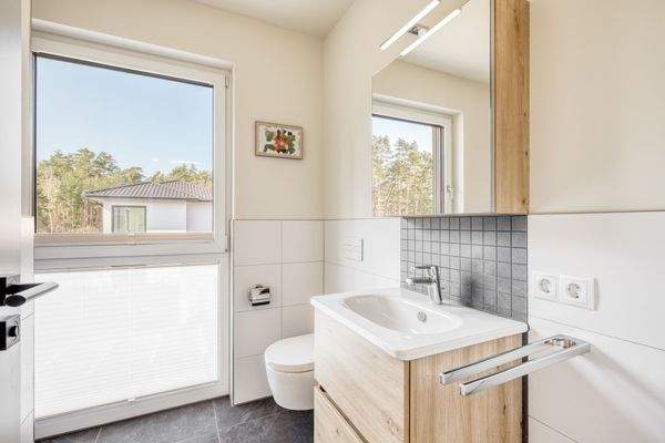 Duschbad oben mit Fenster und moderner Ausstattung