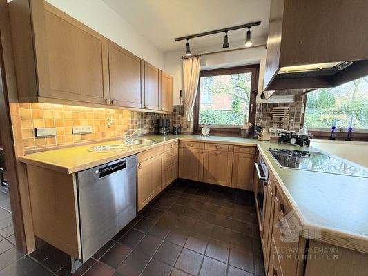 Einbauküche mit reichlich Arbeitsfläche