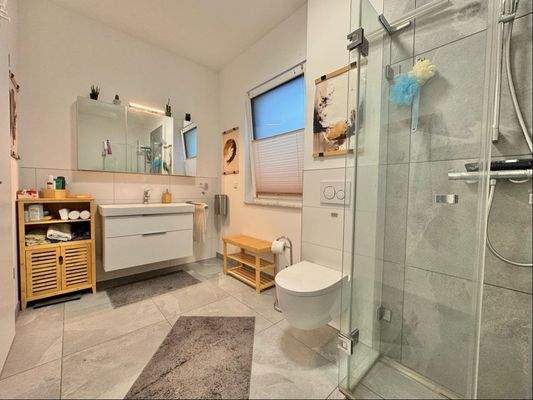 ... und Dusche (OG).