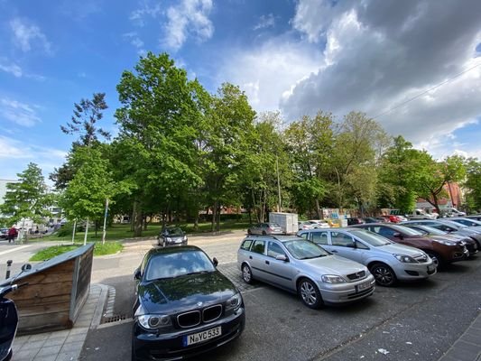 von Wohnhaus in Richtung Park mit Parkplätzen.jpg