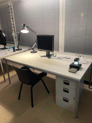 Frei: Schreibtischplatz groß