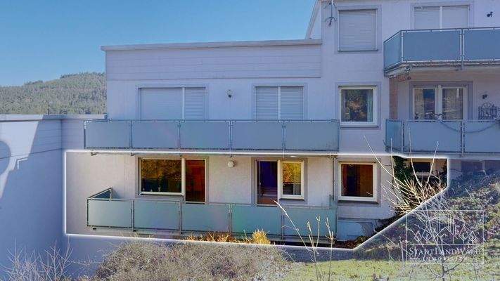 Gartenansicht auf Balkon und Wohnung