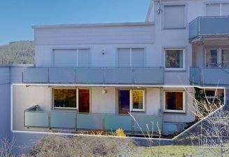 Gartenansicht auf Balkon und Wohnung