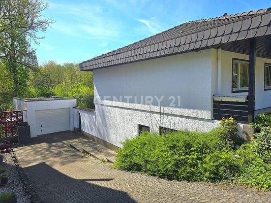 Zufahrt zur linken Garage und Eingang zur Einliegerwohnung