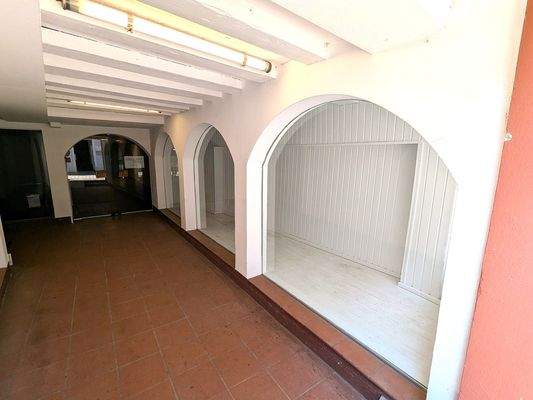 Geschützte Passage zu den Räumlichkeiten