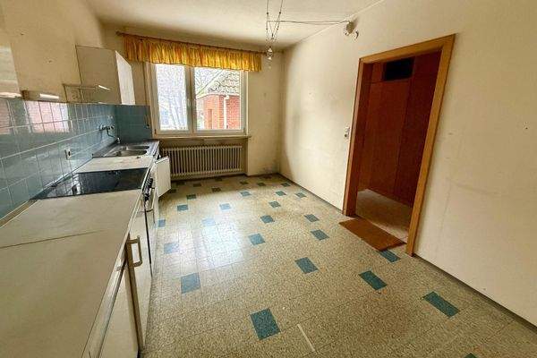 Küche mit Durchgang zum Keller