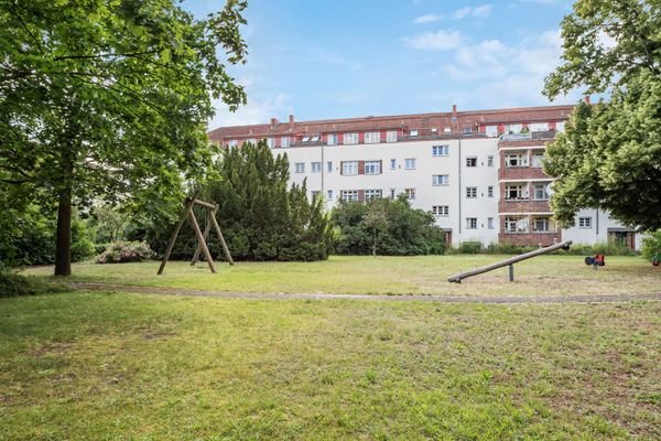 Großer Hof mit Spielplatz und Grünfläche