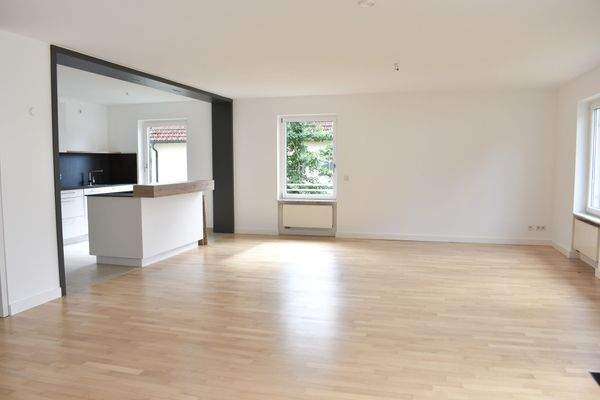 Heller Wohn-Ess-Küchenbereich