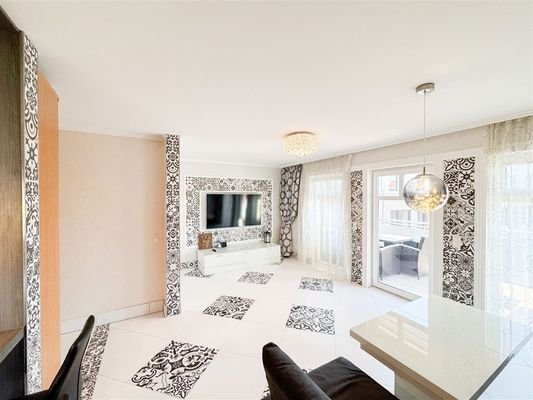Wohnzimmer mit Zugang zum Balkon